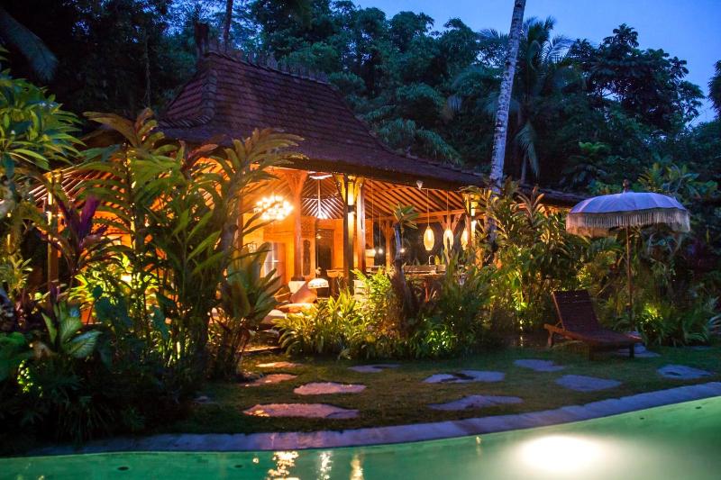 Villa Mahadevi Jungle Retreat Joglo 1 — отель с удобным расположением в Убуде