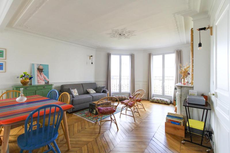 Bright Apartment On The Roofs Of Paris — отель в Париже, Франция