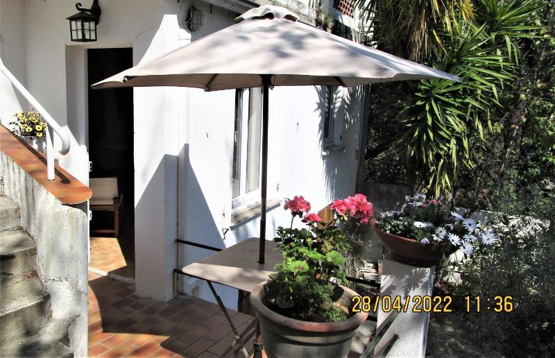 NICE - STUDIO independant en VILLA - Mer ville calme jardinet — отель с удобным расположением в Николь