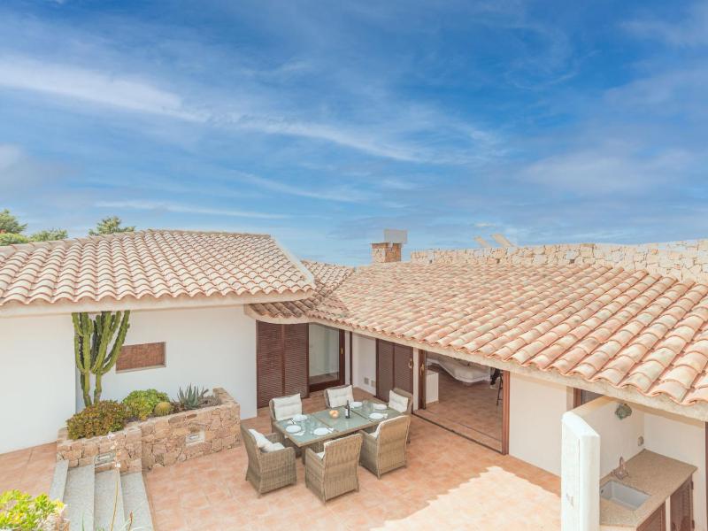 Villa Malvasia ad Aglientu - Lusso Fronte Mare a Portobello