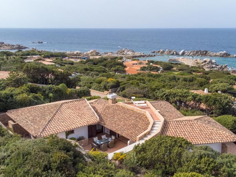 Villa Malvasia ad Aglientu - Lusso Fronte Mare a Portobello