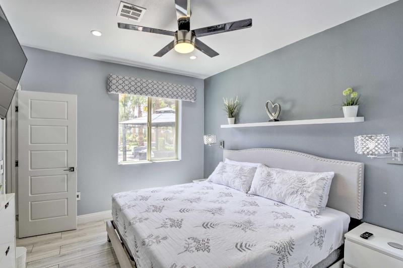 Modern Las Vegas Home with Patio 10 Mi to The Strip — забронировать отель в Лас Вегасе