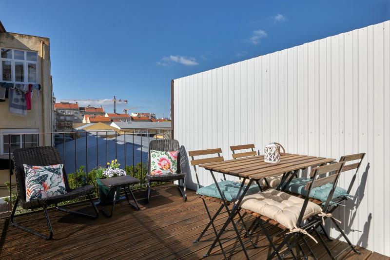 Цены на Retiro da Graca: Stylish sunny apt with a balcony в Лиссабоне