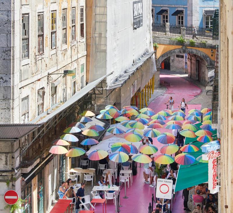 Sunny Pink Street Historical Apt, By TimeCooler — отель с удобствами в Лиссабоне