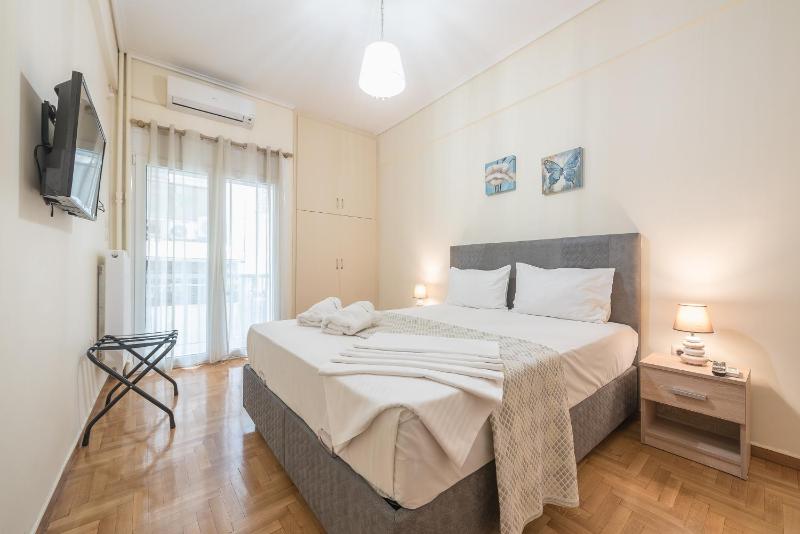 Elegant Home in Quiet Street by Cloudkeys — комфортный отель в Афины