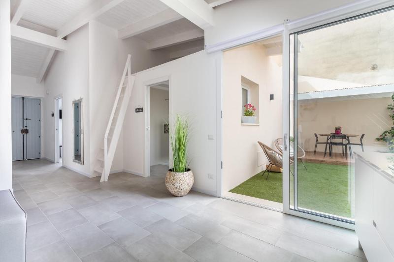 MARLU' HOUSE a Càbras - Lussuosa villa con giardino