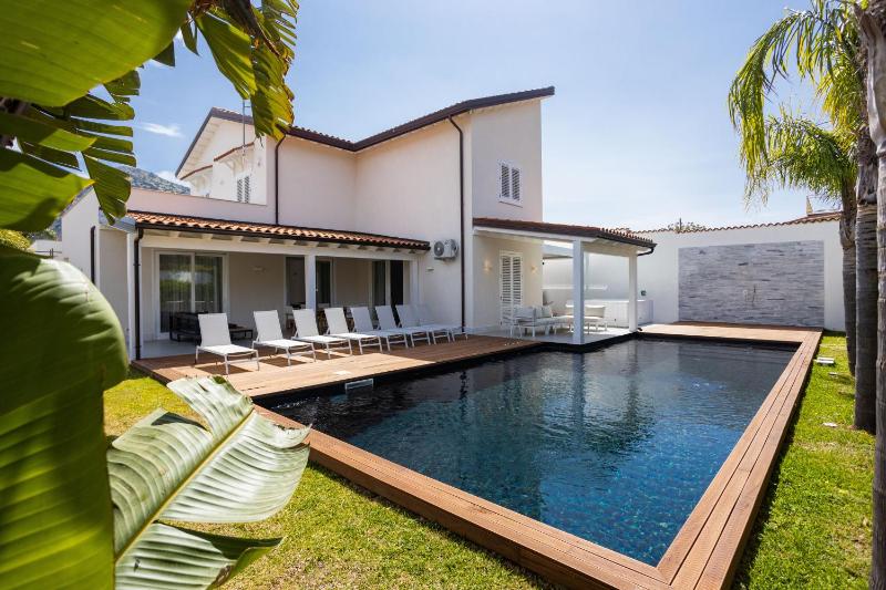 Цены на Luxury Villa Spa Castelforte mondello в Палермо