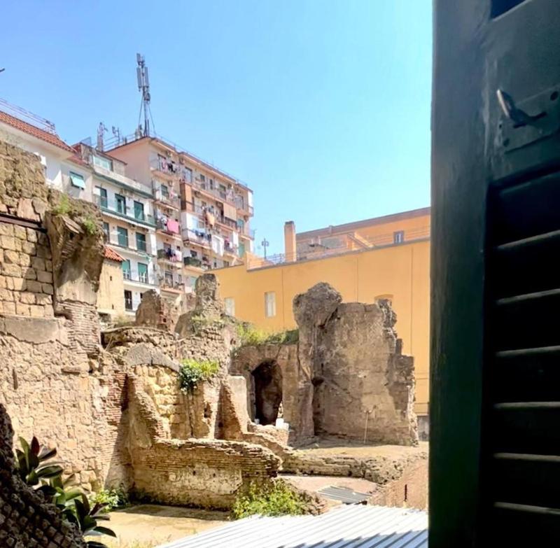 Napoli centro, a windows on the monuments — отель с удобным расположением в Неаполе