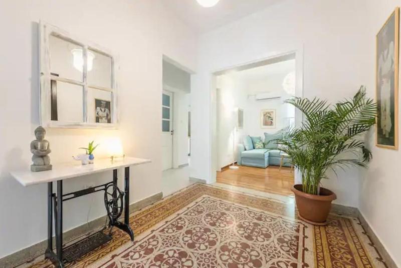Casa Pamisou near Attiki metro station — отель с удобным расположением в Афины