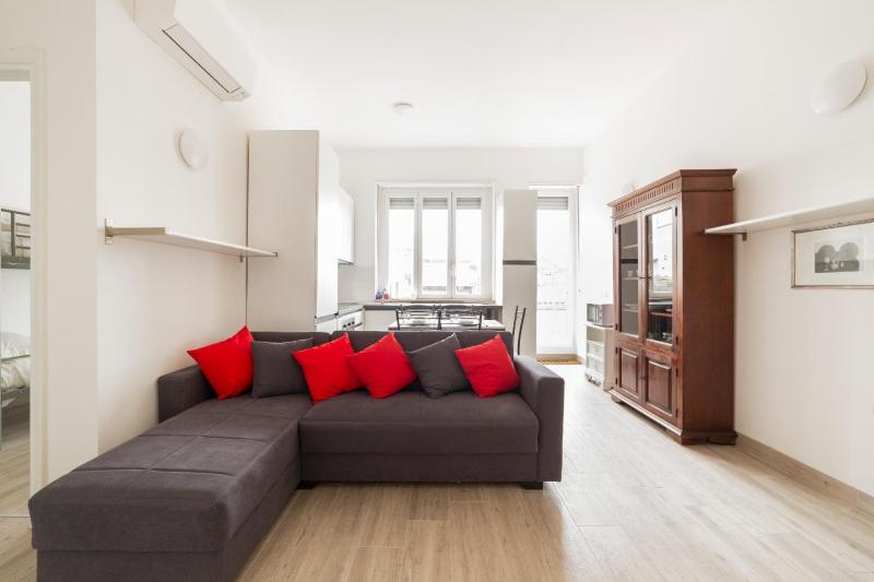 Sant'Ambrogio bright apartment with terrace — отель в Милане, Италия