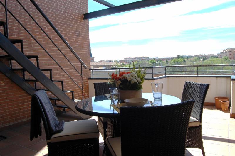 Apartamentos Cinco Rosas — отель с удобствами в Мадриде