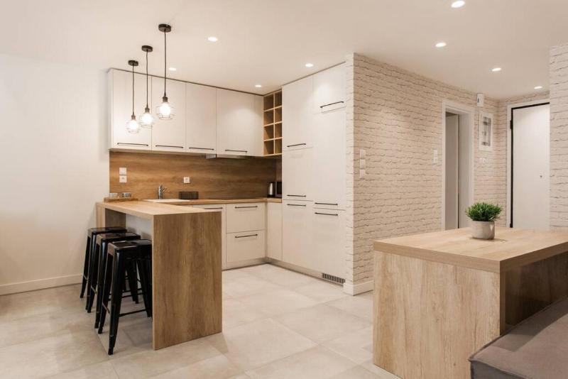 Chic Apartment - Strolling to the Athenian streets — отель с удобным расположением в Афины