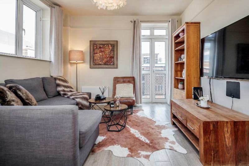 Perfect Location 2 Bed South Kensington Knightsbridge Chelsea with AC — отель с удобным расположением в Лондоне