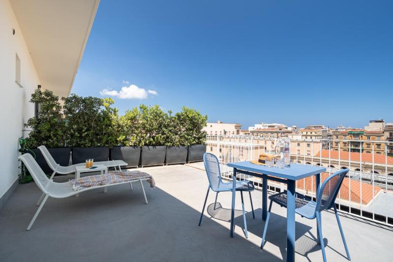 Attico 37 - Comfort room con terrazza privata — отель в Палермо, Италия