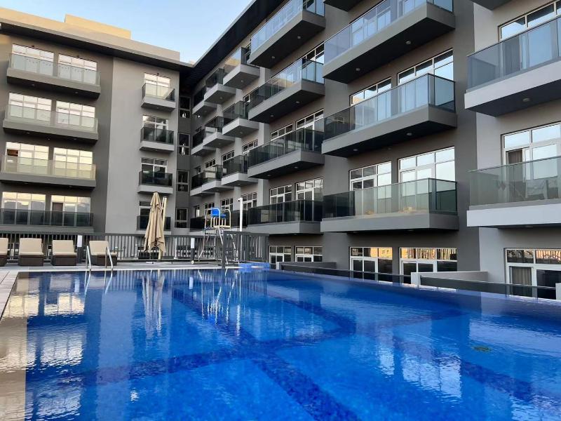 Penrose Place Dubai JVC — отель с удобствами в Дубае