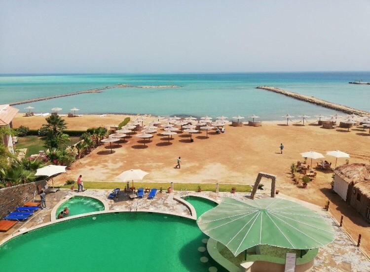Apartment With Direct Access to Private Beach — отзывы гостей и цены