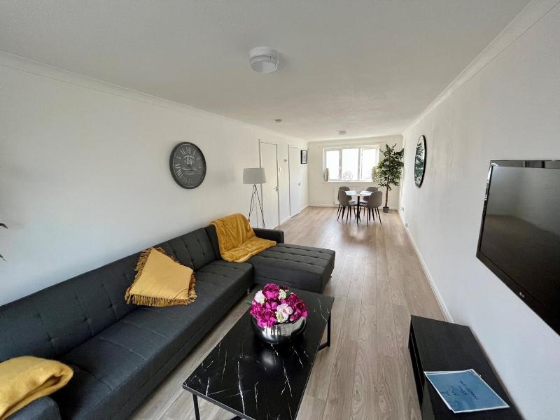 New Cosey 2 bedroom apartment with free parking — забронировать отель в Лондоне