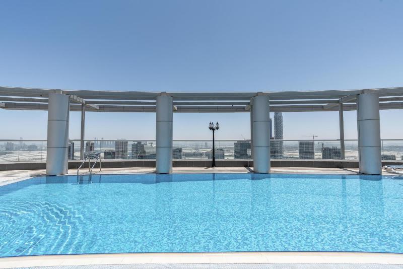Spacious 2 beds 5 min walk from Dubai Mall with brand new gym and rooftop swimming pool — отель с удобствами в Дубае