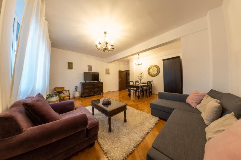 Rare Vintage 1BR APT w Balcony & self check in — отзывы гостей и цены