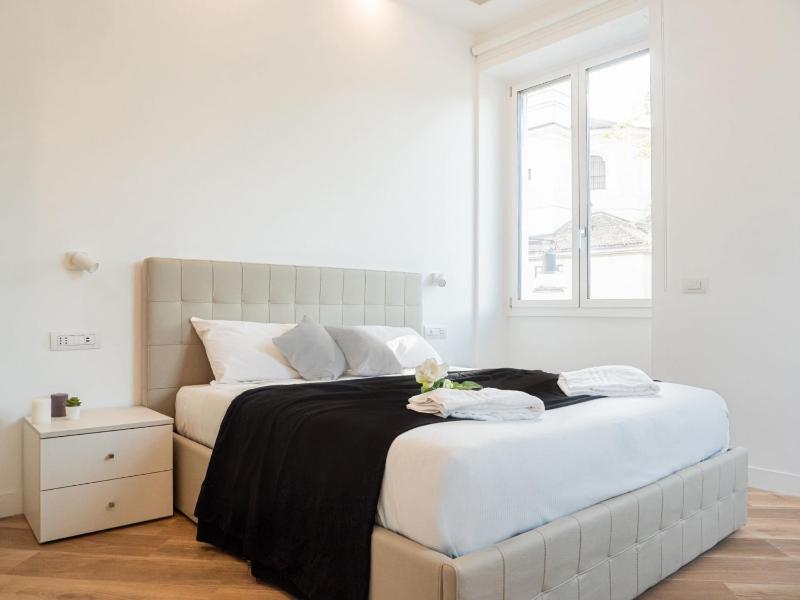 The Best Rent - Duomo deluxe two-bedroom apartment — отель с удобствами в Милане