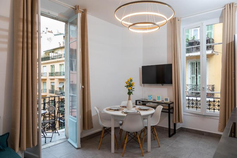 Lovely apartment with terrace Nice centre — отель с удобным расположением в Николь