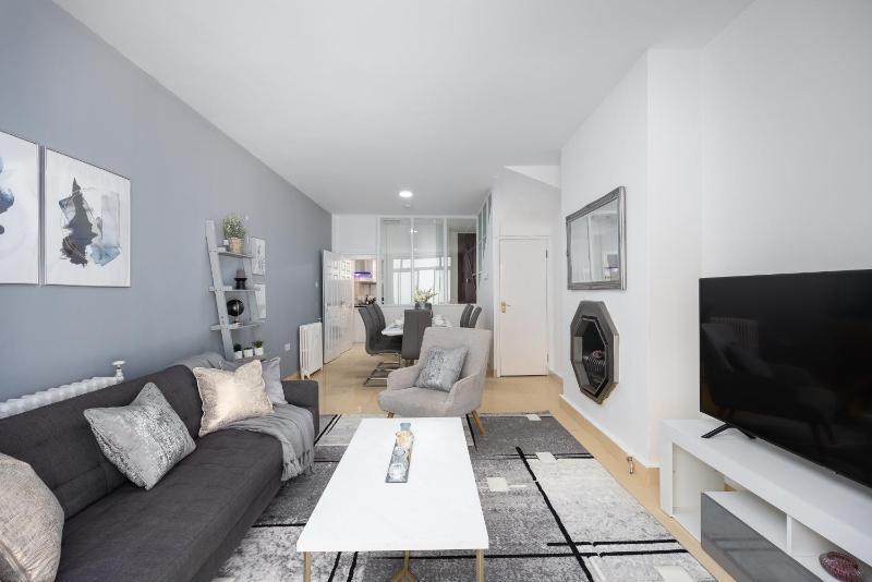Spacious 4 Bedroom House next to Kensington Palace — отель с удобствами в Лондоне