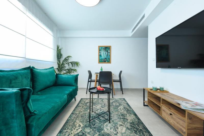 Charming 1BR Apartment with Mamad in Florentin by Sea N' Rent — комфортный отель в Тель-Авиве
