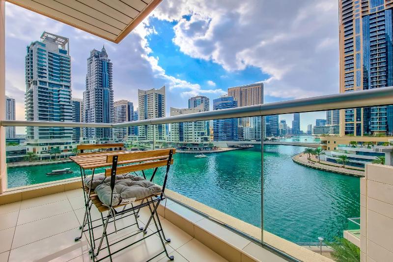ALH Vacay - Posh and Cozy 2 bedrooms with Full Marina View — отель с удобным расположением в Дубае