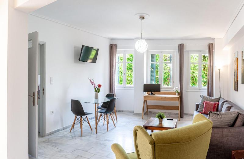 Sunny apartment on the 2nd floor in bohemian Psiri in Athens' historic center-In Vivo Apartments — отель с удобствами в Афины