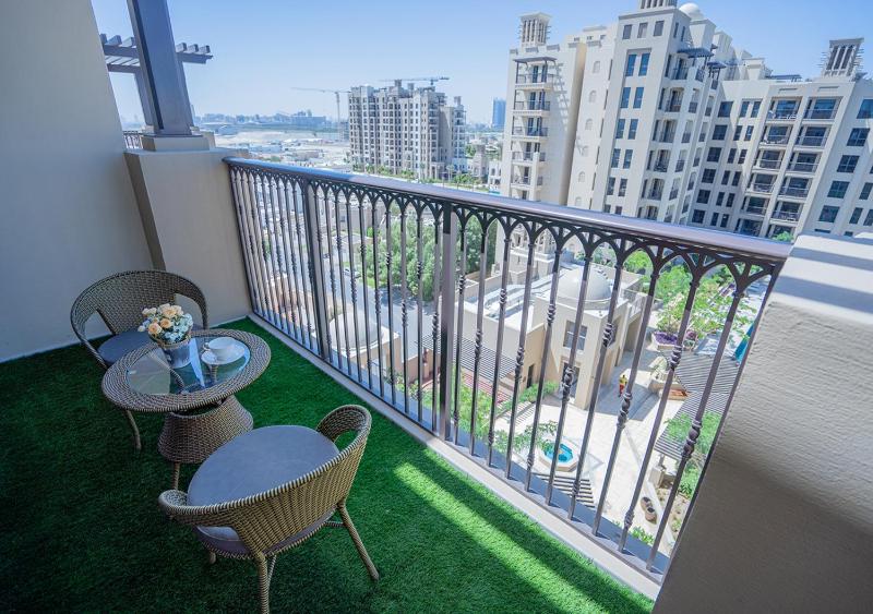 Nasma Luxury Stays - Fancy Apartment With Balcony Close To MJL's Souk — забронировать отель в Дубае