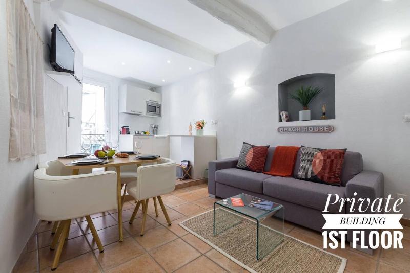 PRIVATE BUILDING, 4 APTS, UNIQUE AT NICE- OLD TOWN — отель в Николь, Франция