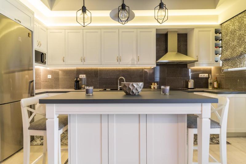 Comfortable and Spacious 2 bdr Apt — отель с удобным расположением в Афины