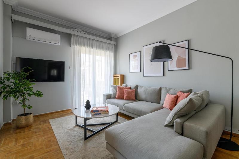 Aura Homes, Classic Apartment in Central Athens — отель с удобствами в Афины