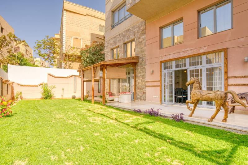 Spacious Garden Duplex near JW Marriott — отель с удобствами в Каире