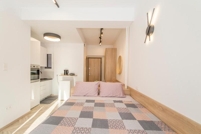 Lovely studio 1' from Attiki metro station — отель в Афины, Греция