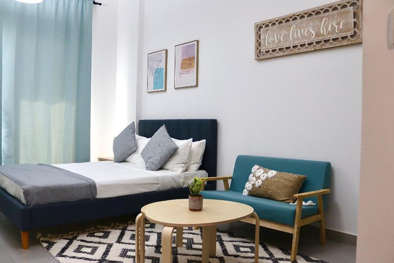 Chic Penthouse Studio with Skyline Views — отель с удобствами в Дубае