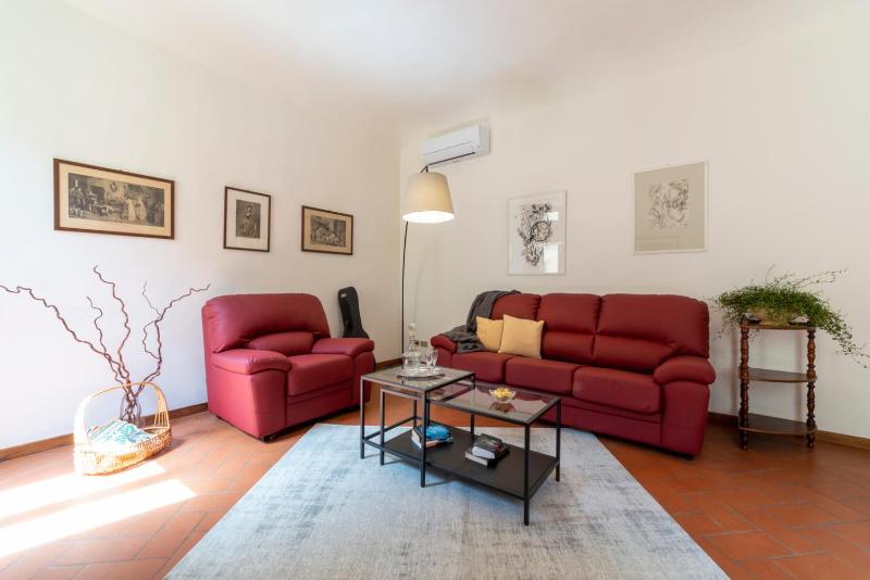 110 sqm apartment 6 sleeps in Santa Croce — отель с удобствами в Флоренции