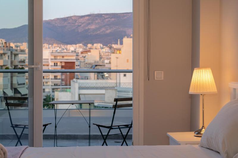 Sunny penthouse w/ Acropolis view next to metro — отель с удобным расположением в Афины