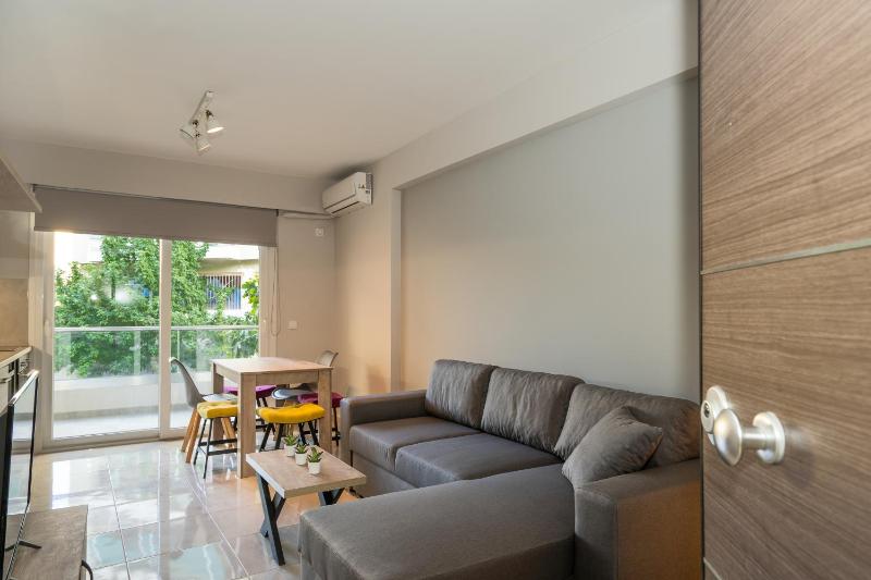 Cozy Apt. 2min from metro — забронировать отель в Афины
