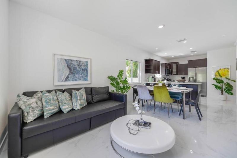 Awesome 3 BR House 10 Minutes from Wynwood — комфортный отель в Майами