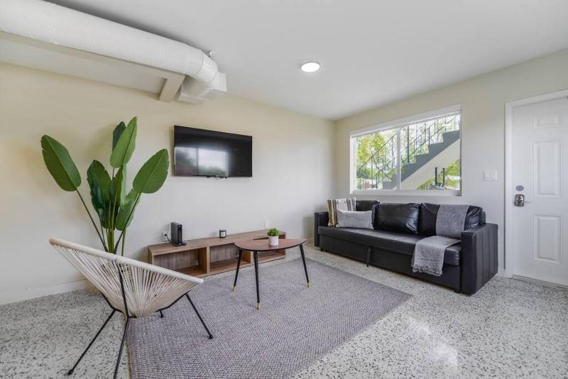 Wonderful 2 BR Residence Close to Miami Beach 5 — отель с удобным расположением в Майами