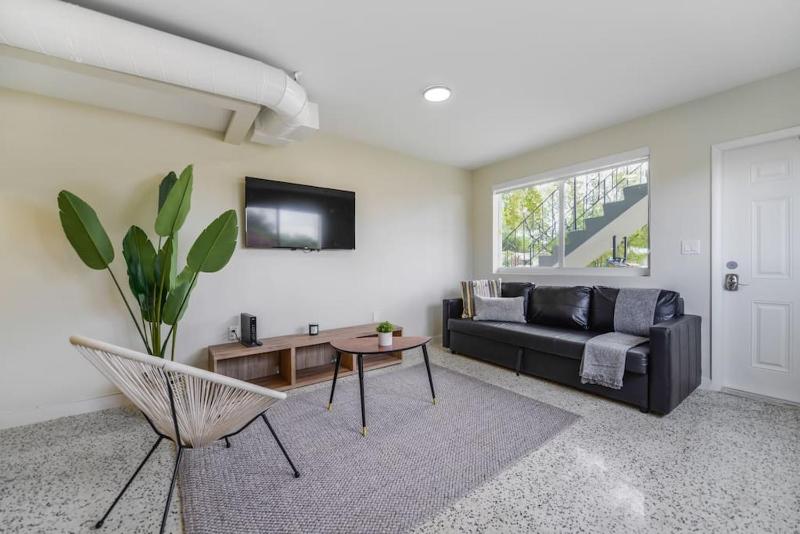 Fantastic 2 BR Residence Close to Miami Beach 2 — отель с удобным расположением в Майами