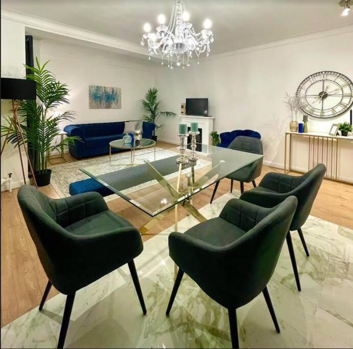 Luxury 3 bedroom 3 and a half bathroom flat in Swiss Cottage — отель с удобствами в Лондоне