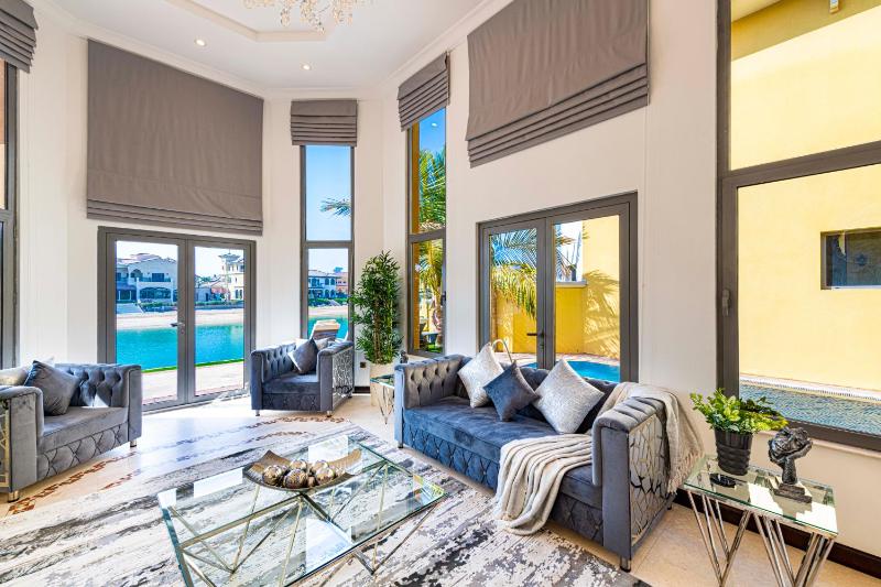 5 Bedroom Luxury Villa with private beach access! — отель с удобствами в Дубае