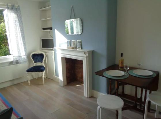 CHARMING ENGLISH STYLE STUDIO FLAT — отель с удобствами в Лондоне