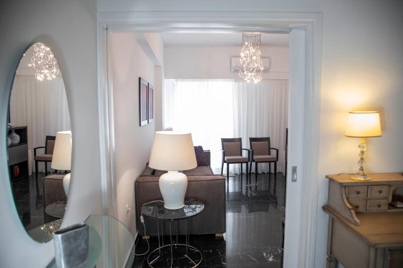 Konstantinos Stylish Brand New Apt in the heart of Athens — забронировать отель в Афины