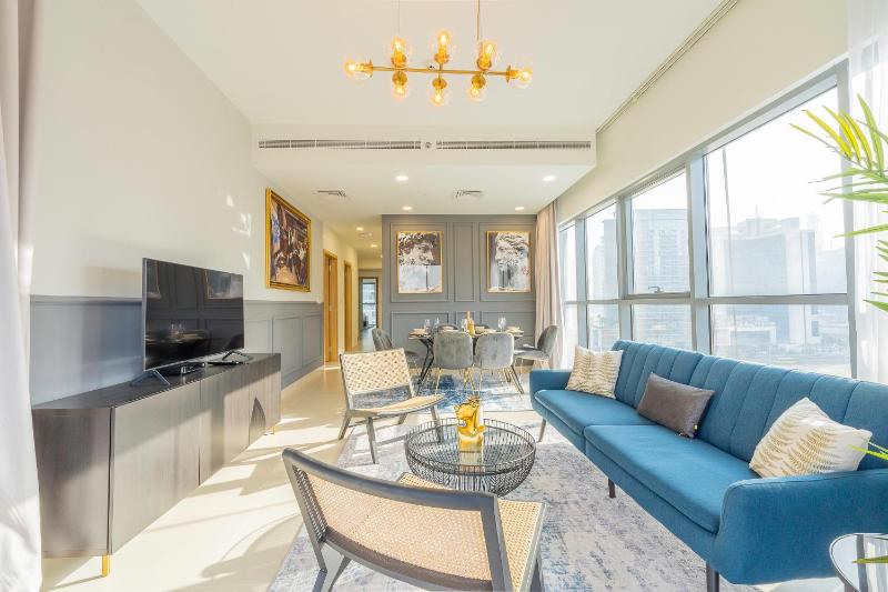 Nouveau Art Deco 3BR with Burj & Canal Views — комфортный отель в Дубае