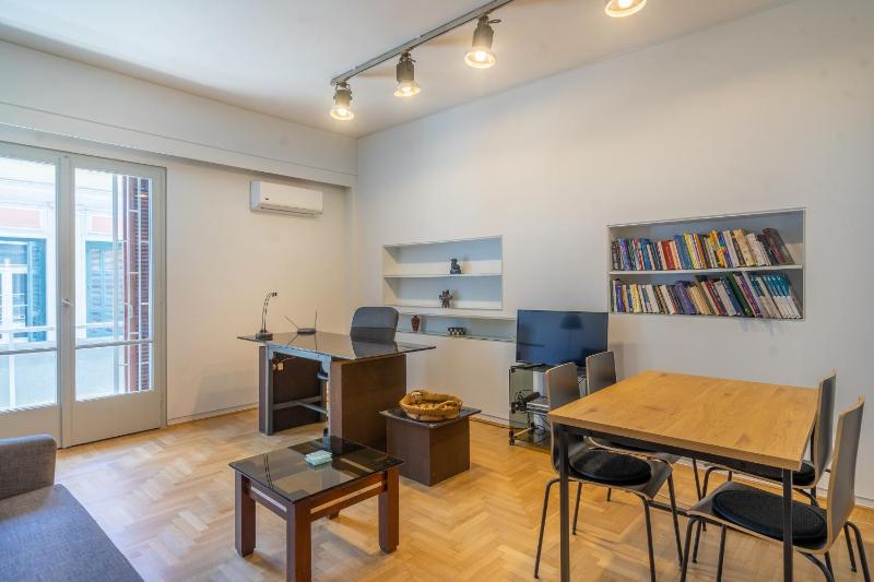 Charming and renovated flat in the heart of Athens — отель с удобным расположением в Афины
