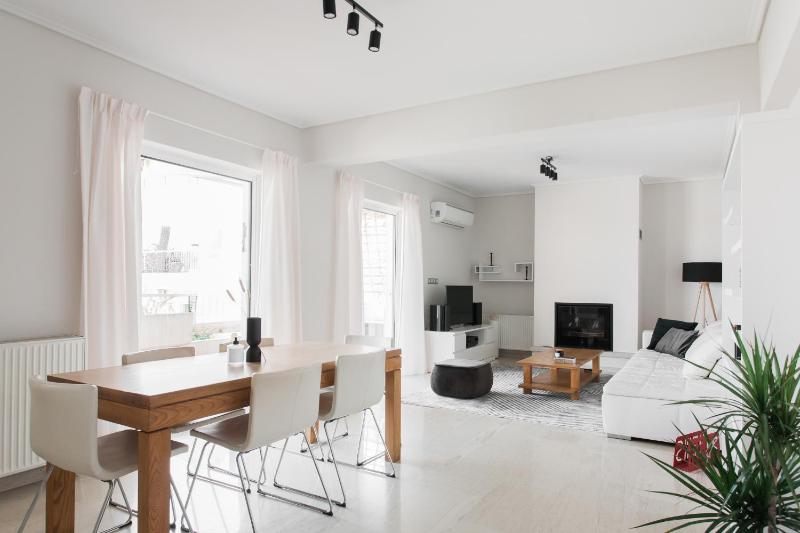Alluring 2BR Apartment in Marousi by UPSTREET — забронировать отель в Афины