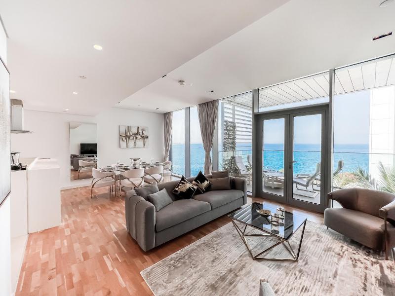 Luton Vacation Homes - Luxury & Sea View 2BR plus Maid apt, Bluewater, Dubai - 30AB9 — забронировать отель в Дубае